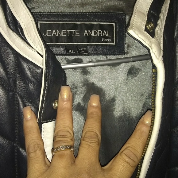 Woman's leather coat - Picture 3 of 3